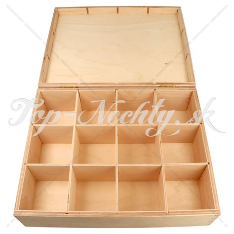 Elegantná drevená čajová krabička s gravírovaným dizajnom.
