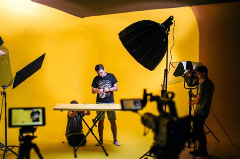 Ilustrácia zobrazujúca rôzne vianočné reklamné spoty od slovenských operátorov v priebehu rokov.
