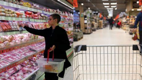 Ilustračné foto supermarketu Tesco plného zákazníkov počas sviatkov