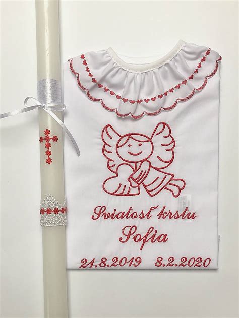 Tematické foto: košieľka na krst a krstná sviečka