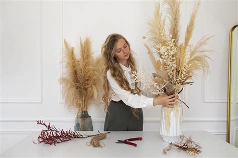 Koláž moderných svadobných dekorácií stola, vrátane pampovej trávy, minimalistických váz a sviečok