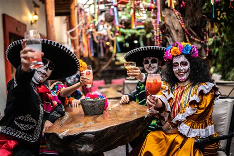 Pestré oslavy Día de Muertos v Mexiku s oltárom a cukrovými lebkami
