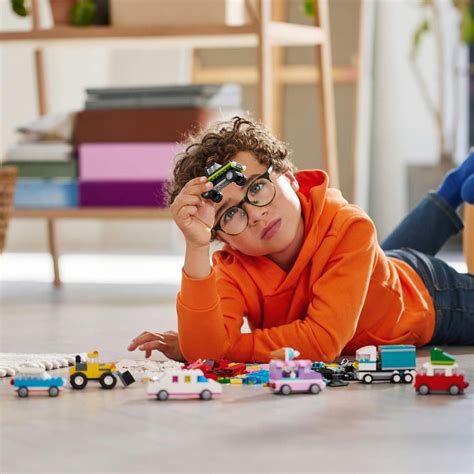 Chlapec stavia LEGO model futuristického vozidla