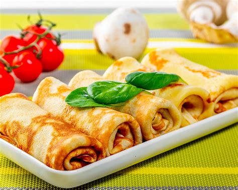 Hotové plnené palacinky s parmezánom