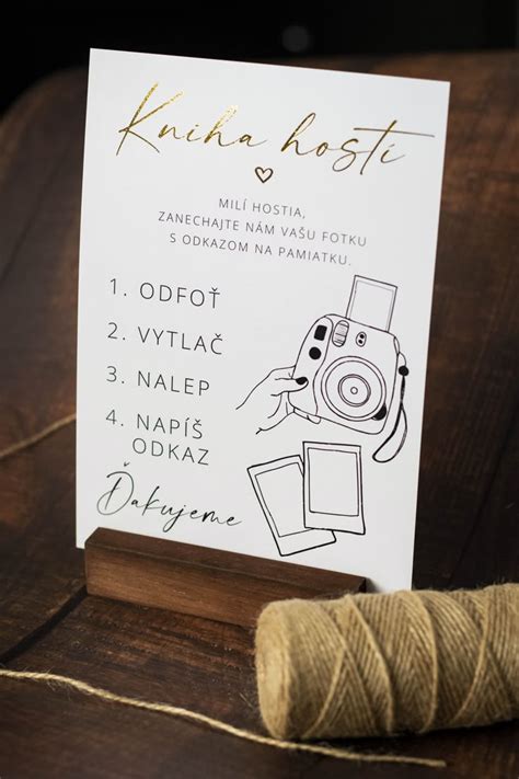 Skupina svadobných hostí s instantnými Instax fotografiami