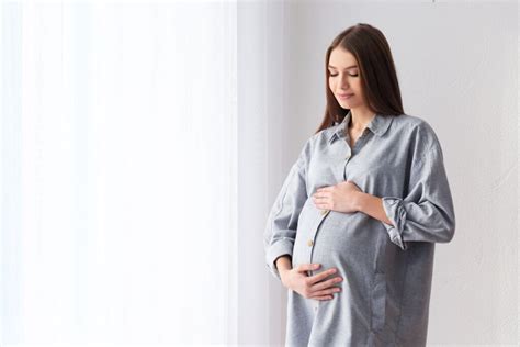Tematické foto: Šťastná tehotná žena s priateľkami na baby shower, obklopená darčekmi a dekoráciami