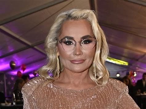 Tematické foto: Žena v elegantných koktejlových šatách na vianočnom večierku