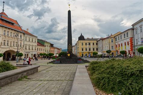 fotografia z masových demonštrácií na námestiach, napr. Václavské námestie alebo Námestie SNP