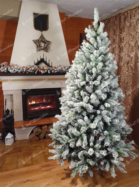 Biely vianočný stromček v modernom interiéri