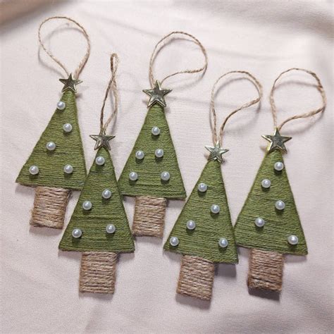 Detská ruka vyrábajúca vianočné ozdoby