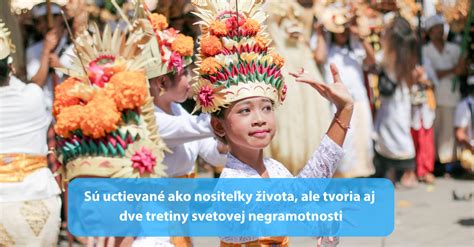 Skupina žien alebo mládencov zahalených v bielom, s pomúčenými tvárami, s husím krídlom vymetajúcich kúty v sedliackom dome