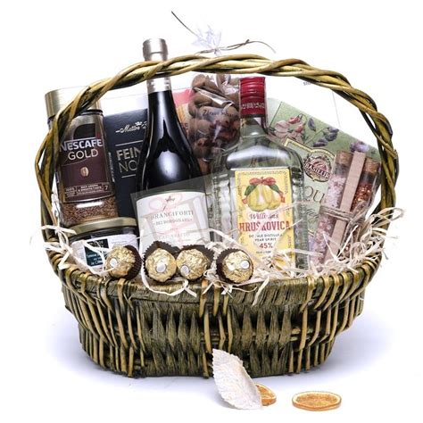 fotografia: darčekový kôš s vínom a gurmánskymi pochúťkami