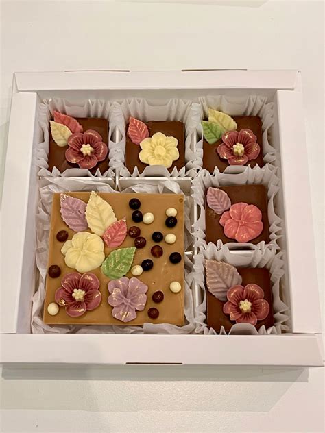 ilustrácia: dobre zabalený firemný darček s logom