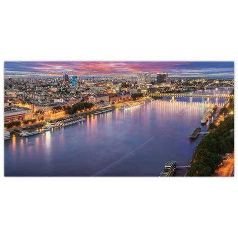 Panoramatická fotografia nočného panorámy Bratislavy s Dunajom a osvetlenými mostami