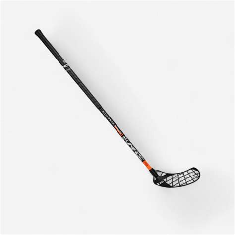 chlapec na skateboarde, floorball hokejka a lopta