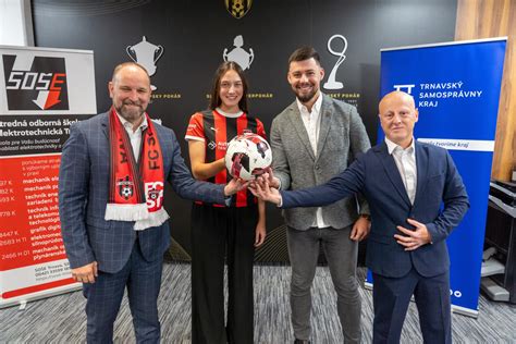 Interiérové foto športového centra Training House s deťmi hrajúcimi futbal