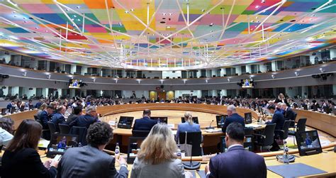 Ilustračná schéma s vyznačenými krajinami EÚ a ich prístupom k uznávaniu manželstiev, vrátane rozdielov pre páry rovnakého pohlavia.