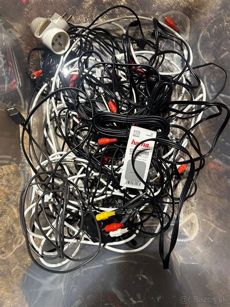 Rôzne typy batérií a nabíjacích káblov.