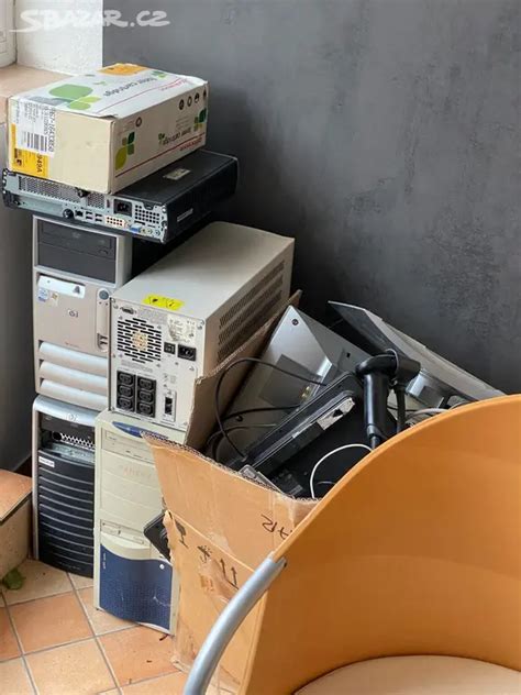 Rozmanité káble a adaptéry pre rôzne elektronické zariadenia.