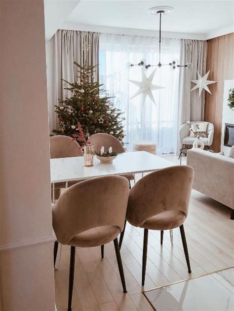 Červeno-biela vianočná výzdoba stromčeka a interiéru