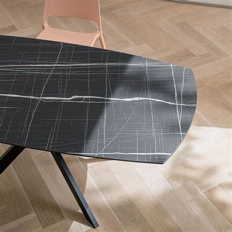 Ukážka kvalitných papierových pozvánok s rôznymi povrchovými úpravami a metalickými prvkami