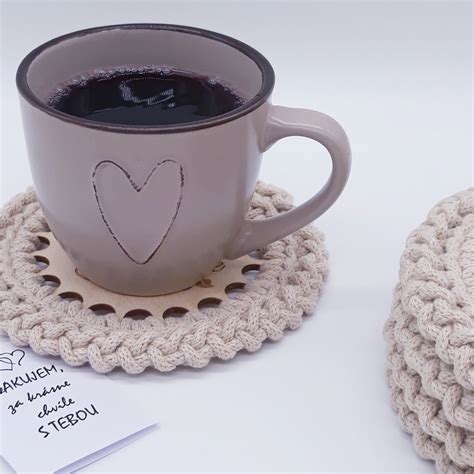 kolekcia ručne vyrobených darčekov na stole (sviečky, textilné výrobky, drobné dekorácie)