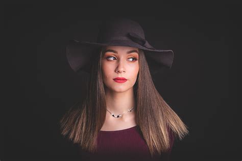 Portrétna fotografia usmievavej ženy so zamysleným pohľadom