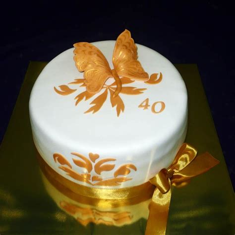 Tematická torta pre zlatú svadbu s číslom 50 a zlatými dekoráciami