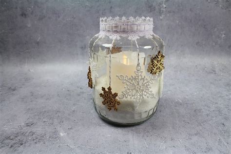 Zasnežený vianočný svietnik v pohári