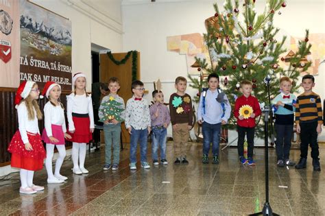 Tematické foto: detská vianočná besiedka, deti na pódiu s rodičmi v hľadisku
