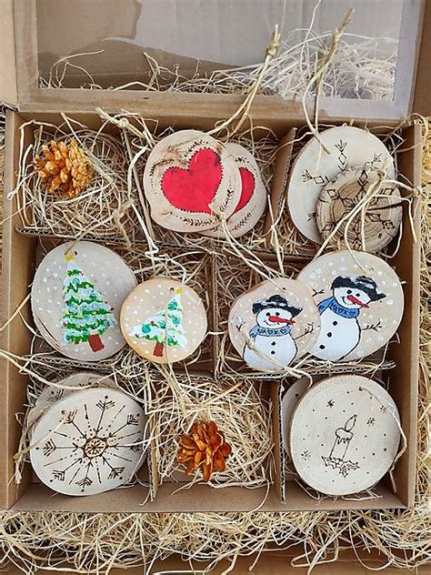 Kriedou maľované drevené ozdoby