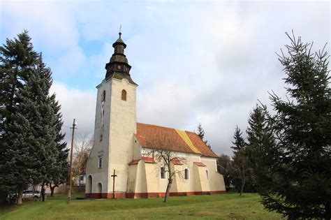 Tematické foto interiéru kostola počas slávnosti