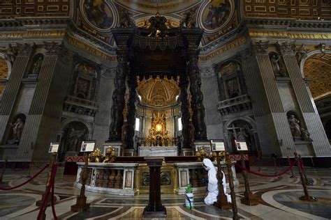 Panoramatická fotografia Baziliky sv. Petra a Námestia sv. Petra vo Vatikáne