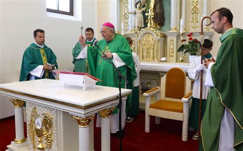 Tematické foto: rituál krstu dieťaťa v kostole