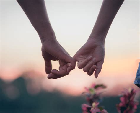 Tematická fotka: starší manželský pár držiaci sa za ruky pri západe slnka