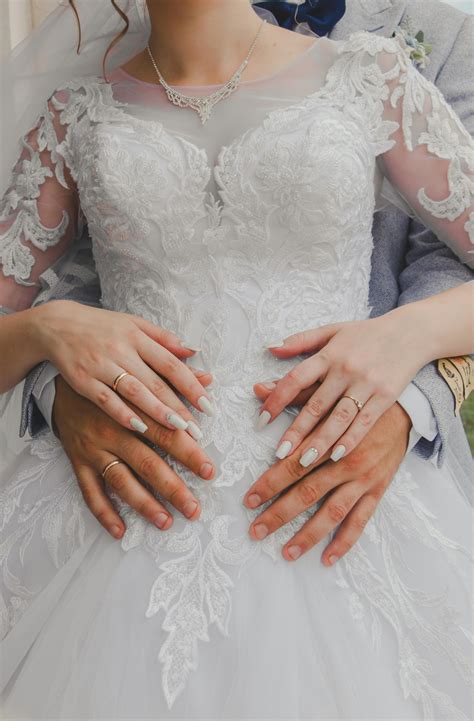 Tematická fotka: perlový náhrdelník, snubné prstene a svadobné fotografie