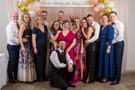 Tematická fotografia: Maturanti na stužkovej slávnosti v spoločenskom oblečení, s pripnutými stužkami