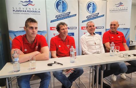 Peter Novosad trénujúci mladých vodných pólistov