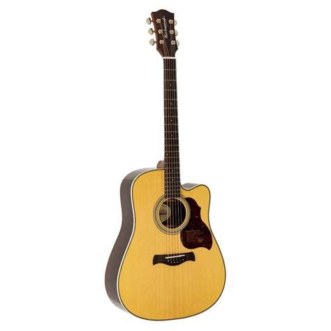 Tematické foto: Akustická gitara s vianočným vencom a notami