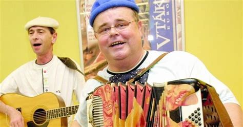 Marián Kochanský počas vystúpenia s Lojzo