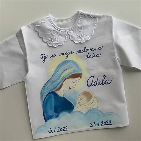 Detaily výšivky na krstnej košieľke s menom a dátumom