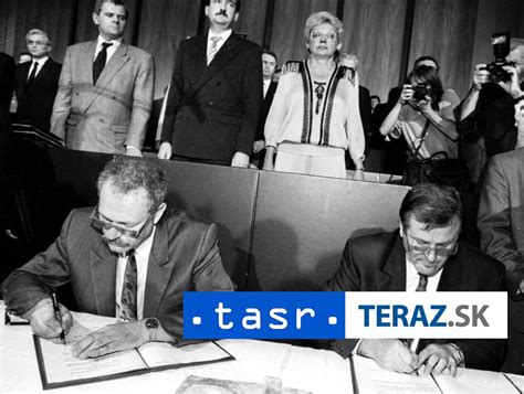 Tematické foto Deklarácie o zvrchovanosti SR, Ústavy SR a štátneho znaku SR