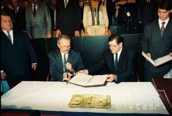 Archívna snímka signatárov Deklarácie - predseda vlády Vladimír Mečiar a predseda SNR Ivan Gašparovič
