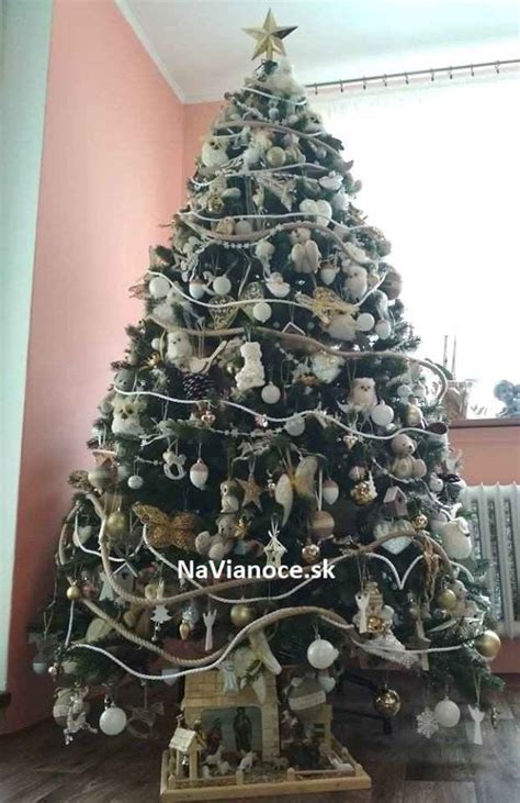 Záber na vianočný stromček ozdobený rôznorodými handmade dekoráciami v prírodnom štýle.