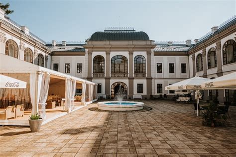 Záber z rozprávkovej svadby v priestoroch Halíčskeho kaštieľa