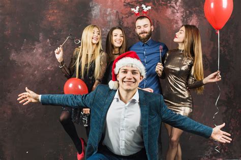 módne tipy pre mužov na vianočný večierok - obleky a smart casual