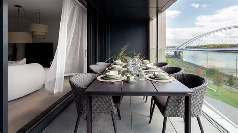 Štýlový interiér reštaurácie s výhľadom na Dunaj