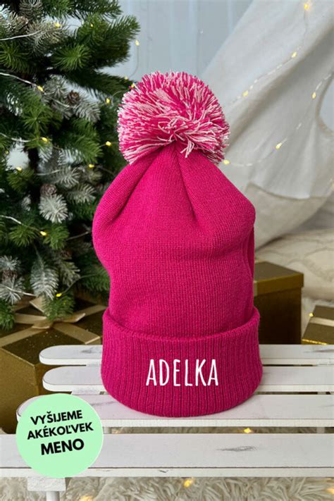 Tematická fotografia vianočnej čiapky s brmbolcom