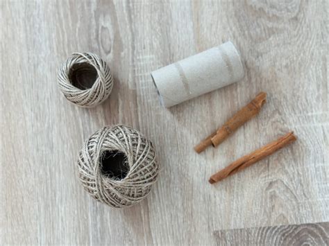 Fotografia potrebných materiálov: vlna, nožnice, rolka z toaletného papiera