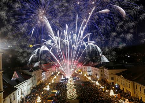 Tematická fotografia Silvestra a osláv Nového roka s ohňostrojom